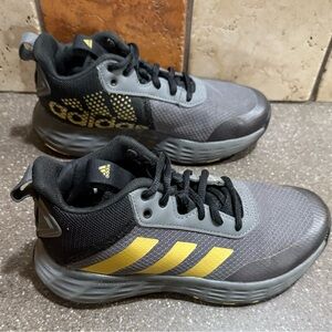 Adidas Boy’s Black and Yellow Athletic Shoes size 3